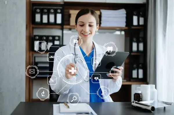 doctora con íconos de tecnología