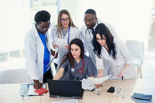 doctores haciendo marketing médico