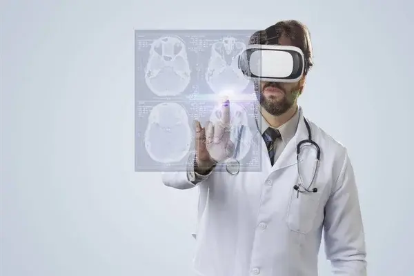 doctor usando realidad virtual
