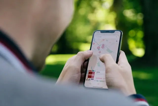 hombre buscando en un mapa en un celular