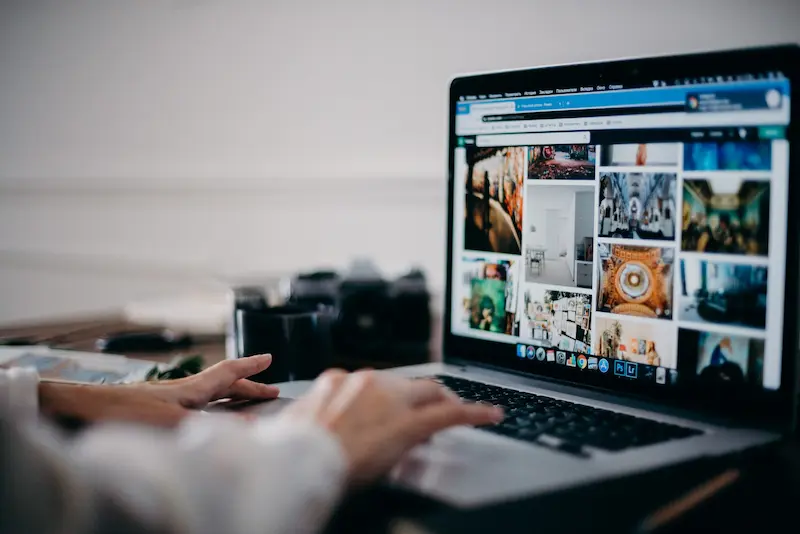 imagen de una computadora con un diseño web profesional