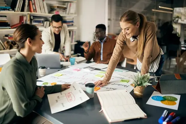 Un grupo de profesionales en un reunión de planificación. La gamificación en marketing debe planificarse teniendo en cuenta lo que quiere lograr.