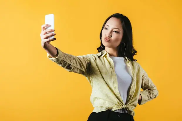 Joven tomándose una selfie, parte del reto de una estrategia de gamificación del marketing