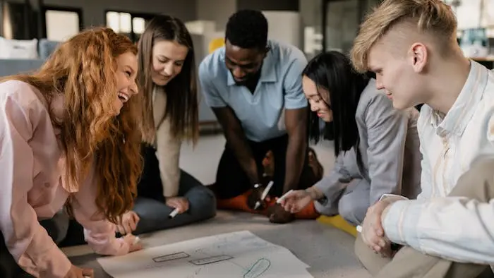grupo de trabajo planificiando una estrategia de marketing interactivo