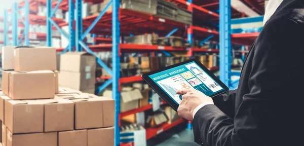 trabajador usando tecnología en la cadena de suministro