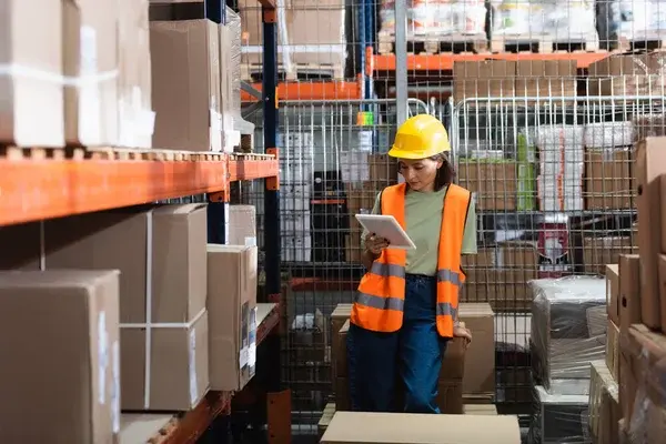 trabajadora en almacén con colector de datos en Lima