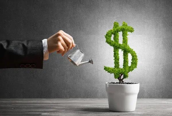 empresario enfocado a la sostenibilidad para mejorar reputación de empresa