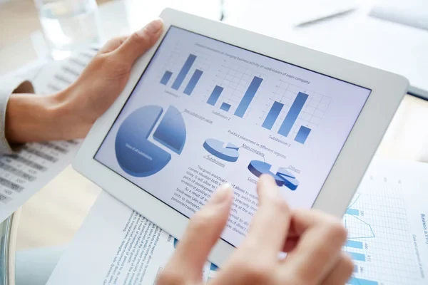 empresaria analizando datos estadísticos
