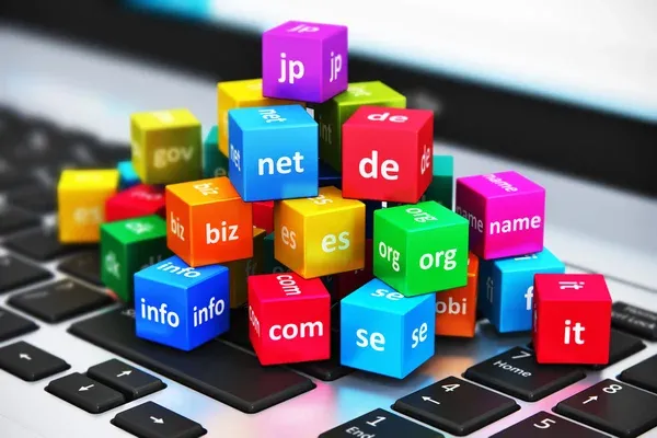 tipos de dominio web en teclado de laptop