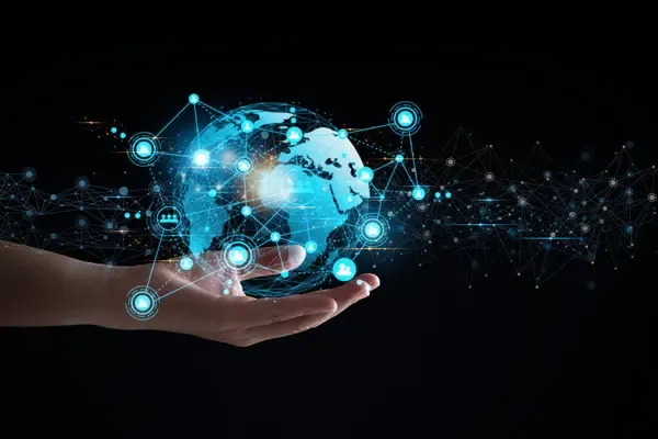mano sosteniendo un mundo digital