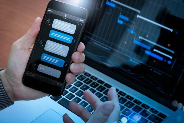 conversación de una persona con un chatbot