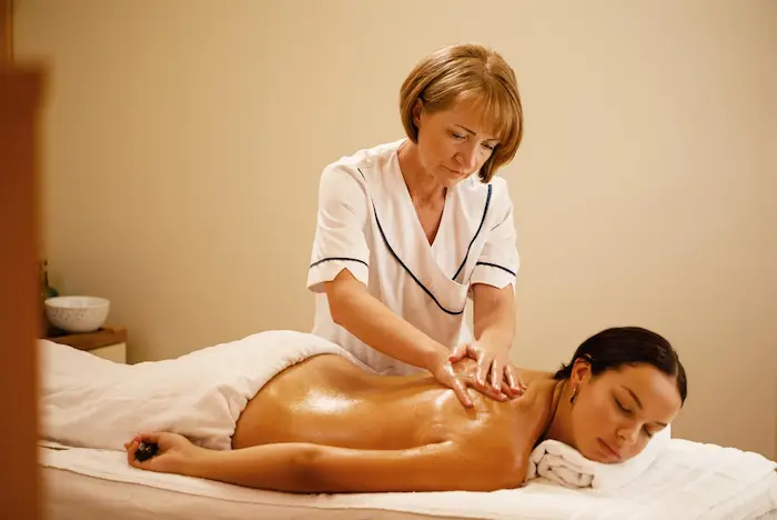 mujer recibiendo servicio de masajes