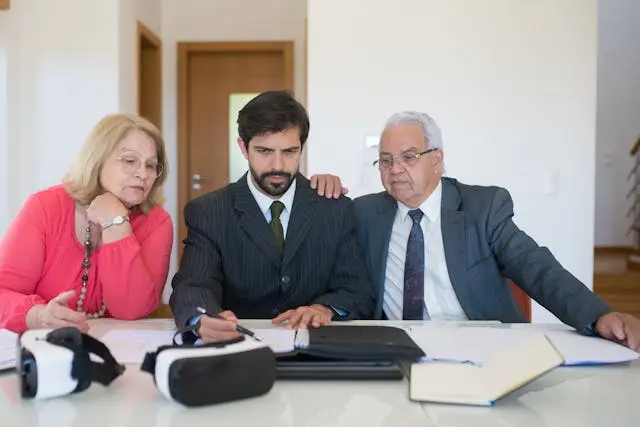 tres personas en oficina