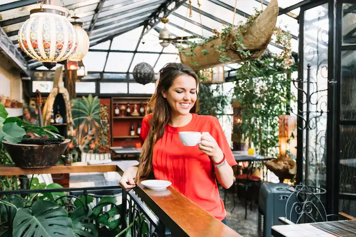 mujer en una caferia con buen ambiente para relajarse