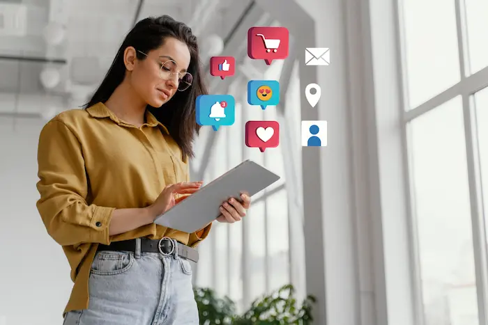 mujer feliz por los resultados de su grilla de contenidos