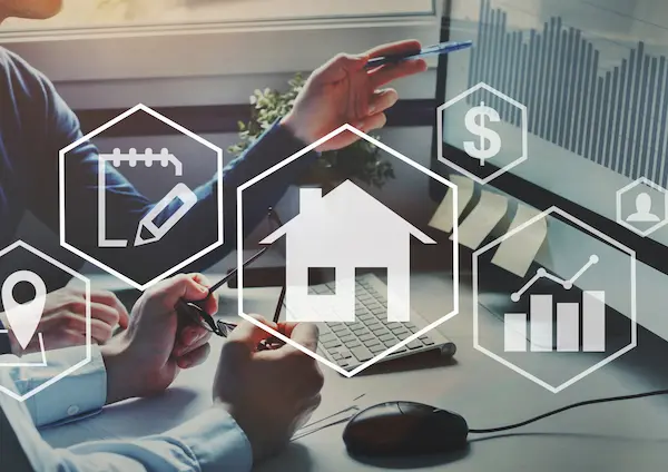 Personas trabajando con íconos digitales de bienes raíces, finanzas y crecimiento.