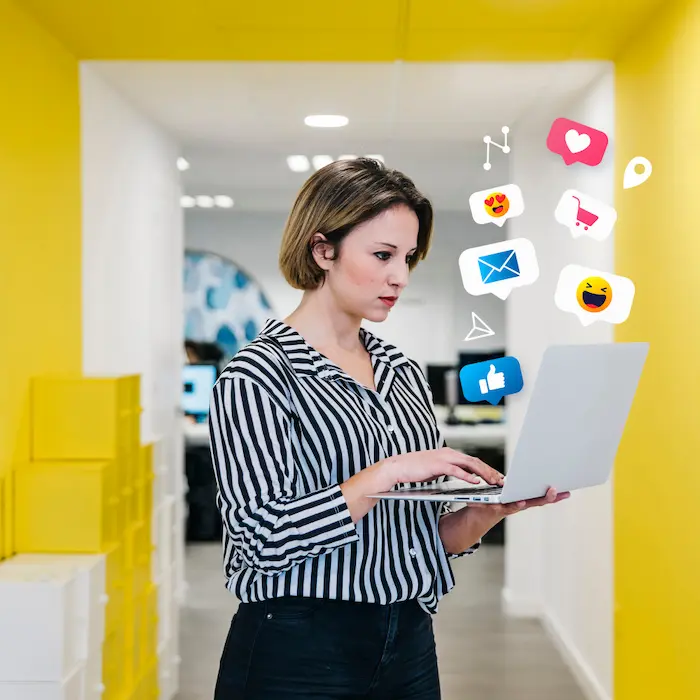 especialista en marketing revisando las interacciones en sus redes sociales