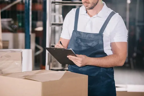 Encargado controlando el stock para llevar a cabo una buena implementación de la publicidad programática