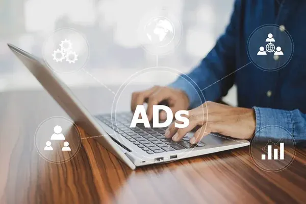Persona implementando la publicidad programática en su negocio