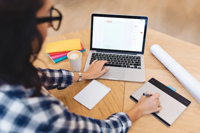 mujer diseñando una grilla de contenidos para mejorar la interacción en sus post