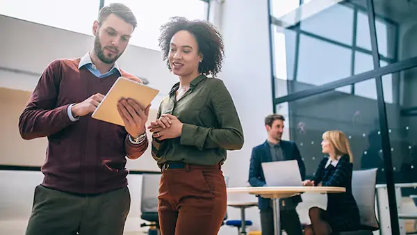 Ubicación estratégica en una oficina moderna con profesionales colaborando.