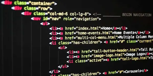 Mantenimiento de software: código HTML estructurado en pantalla.