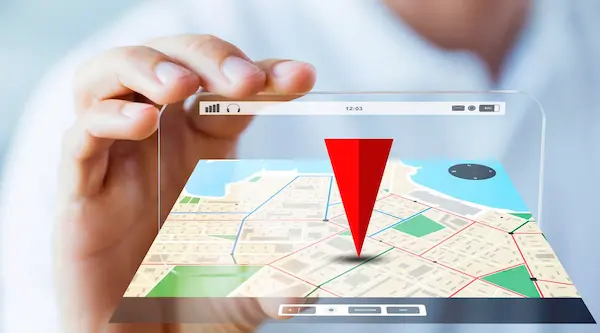 Ubicación estratégica en una pantalla holográfica con un pin rojo sobre un mapa.