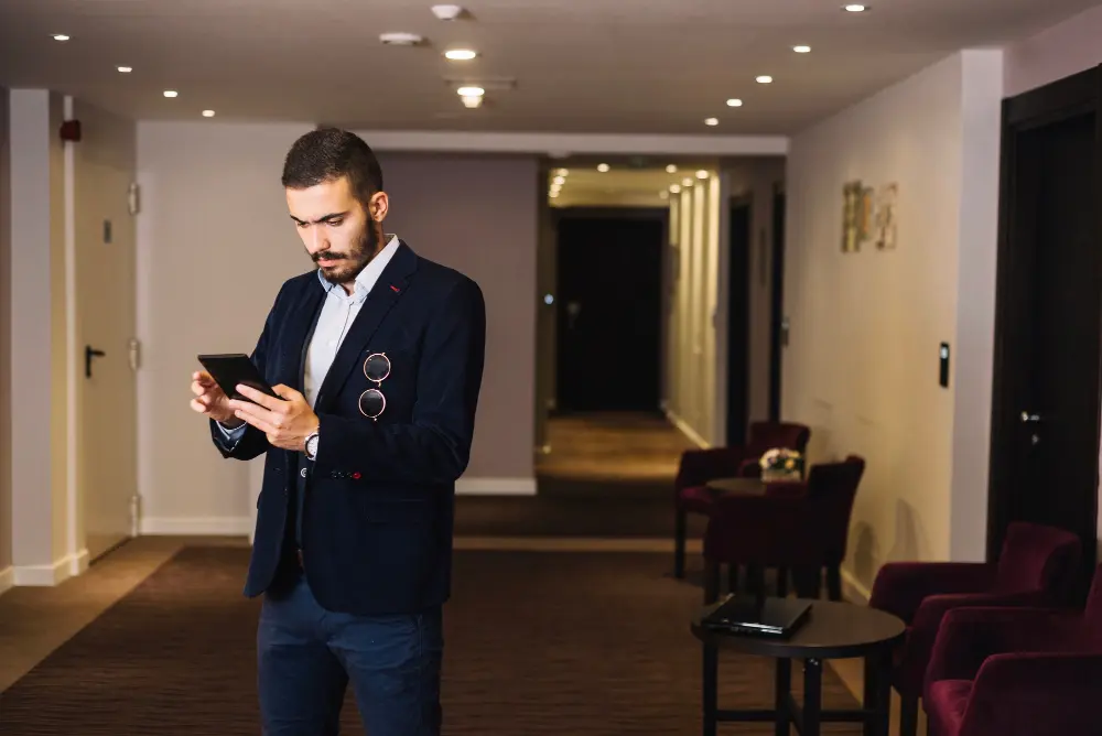 chico tranquilo en un hotel para ejecutivos ya que tiene tiempo de alistar sus cosas gracias al check out favorable que ofrece quadrum