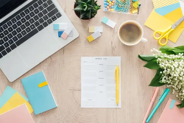 Mesa con hojas de planificación del storydoing