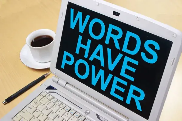 Laptop de la con la frase "Las palabras tiene poder" lo que se busca en el copywritig emocional
