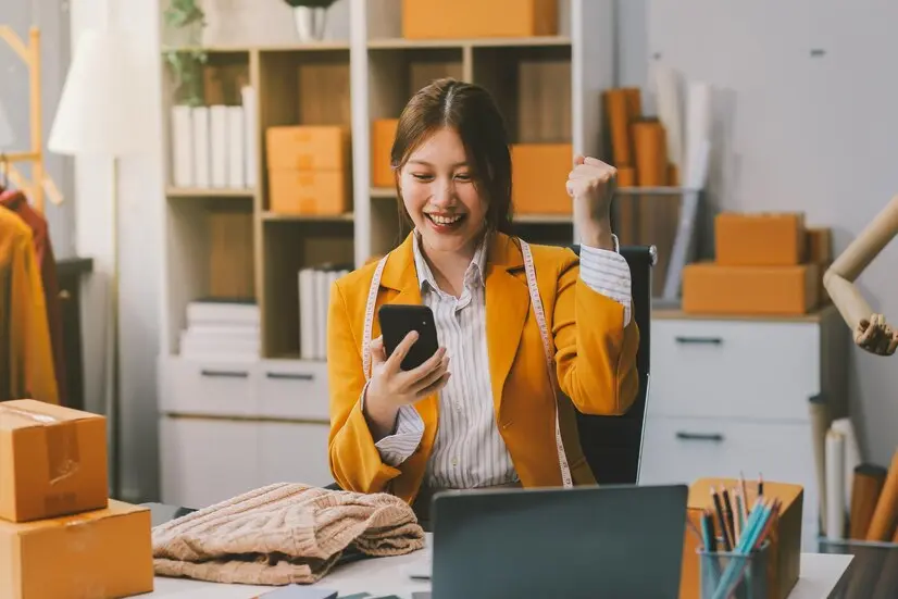 Emprendimientos digitales celebrando una venta