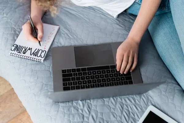 Persona en su laptop planeando escribir un copywriting emocional