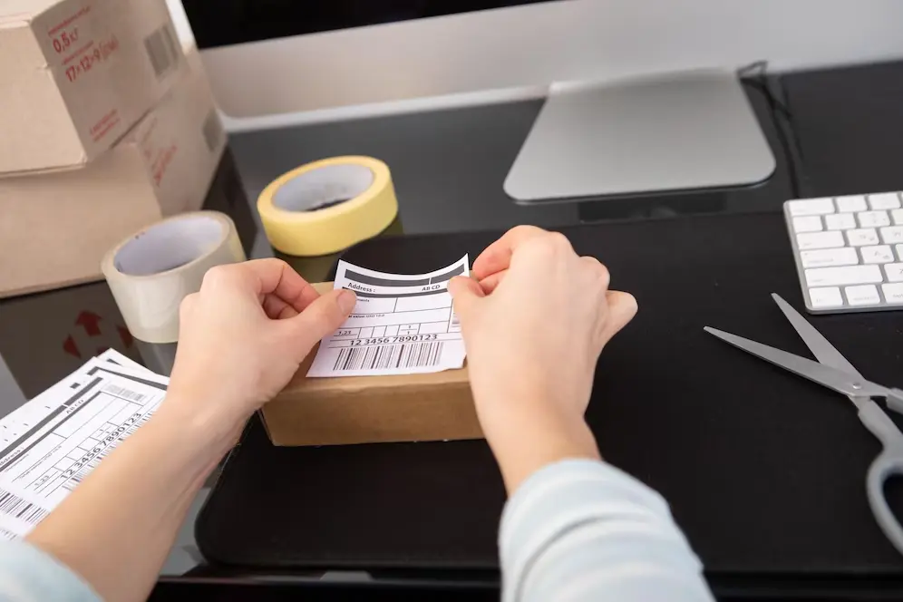 Persona pegando una etiqueta