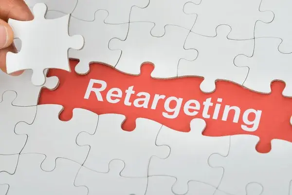 rompecabezas con piezas naranja sobre que es retargeting