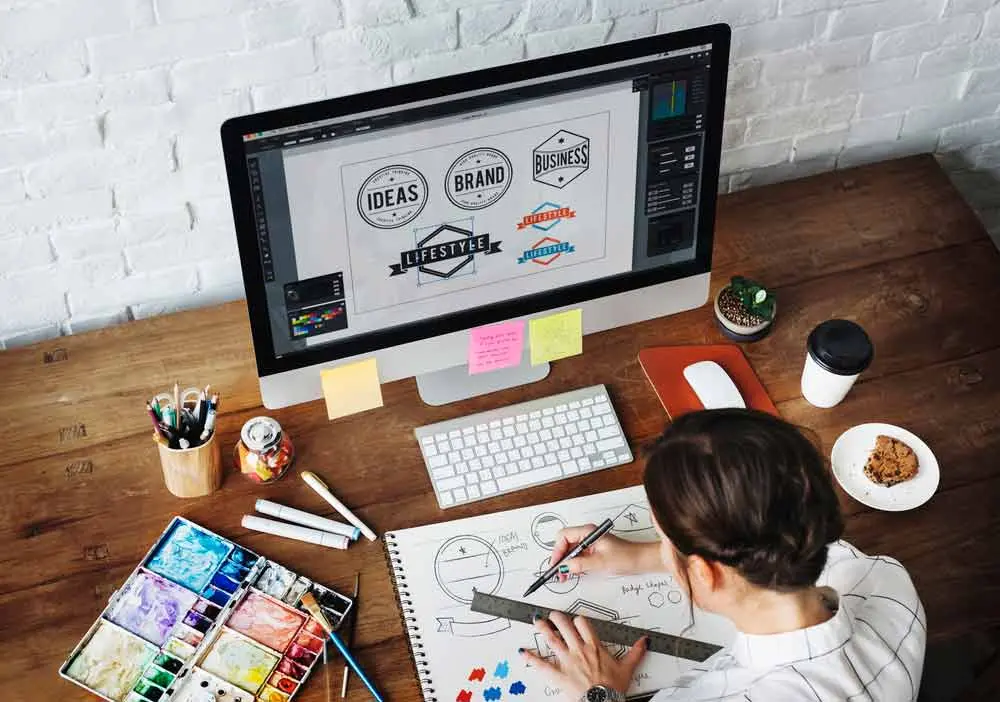 persona diseñando un logotipo