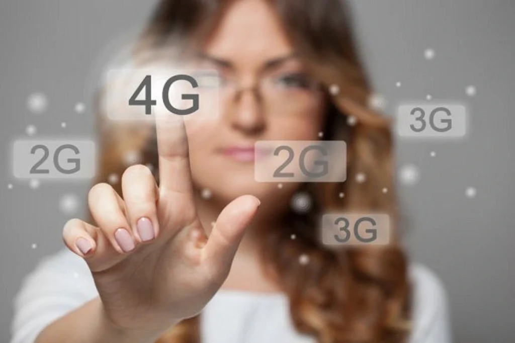 Mujer interactuando con iconos digitales que representan las distintas generaciones de redes móviles (2G, 3G, 4G), destacando el avance hacia la tecnología 5G y su impacto en la velocidad de Internet.