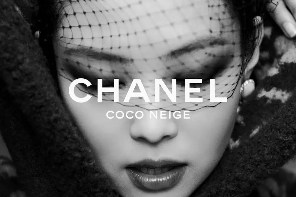 la cara de una chica mostrando el nombre de chanel