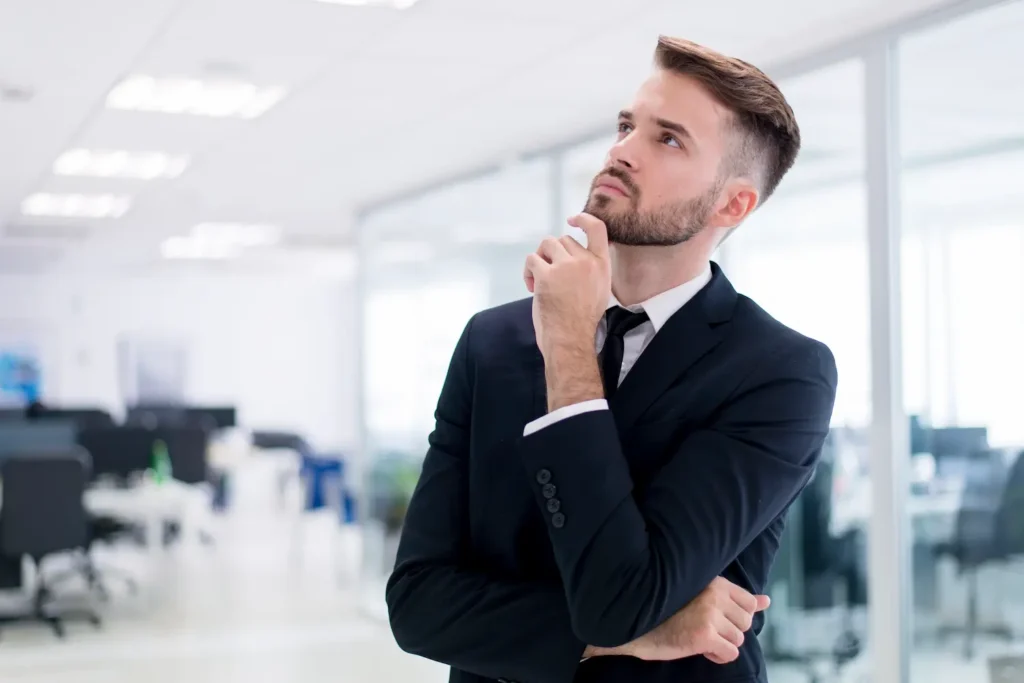 Empresario preguntándose como elegir la mejor agencia de marketing inmobiliario