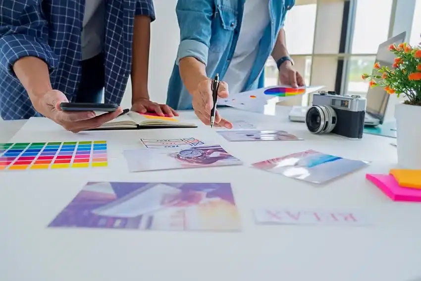 grupo de personas coordinando decisiones de branding
