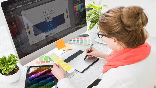una chica diseñando en la laptop