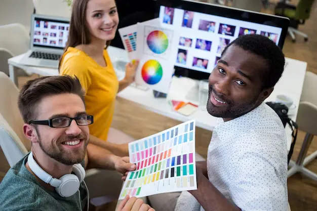 personas coordinando sobre un diseño en linea