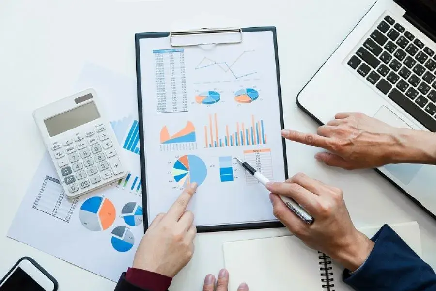 unas personas analizando las métricas y la análitica de las campañas de servicios de marketing digital