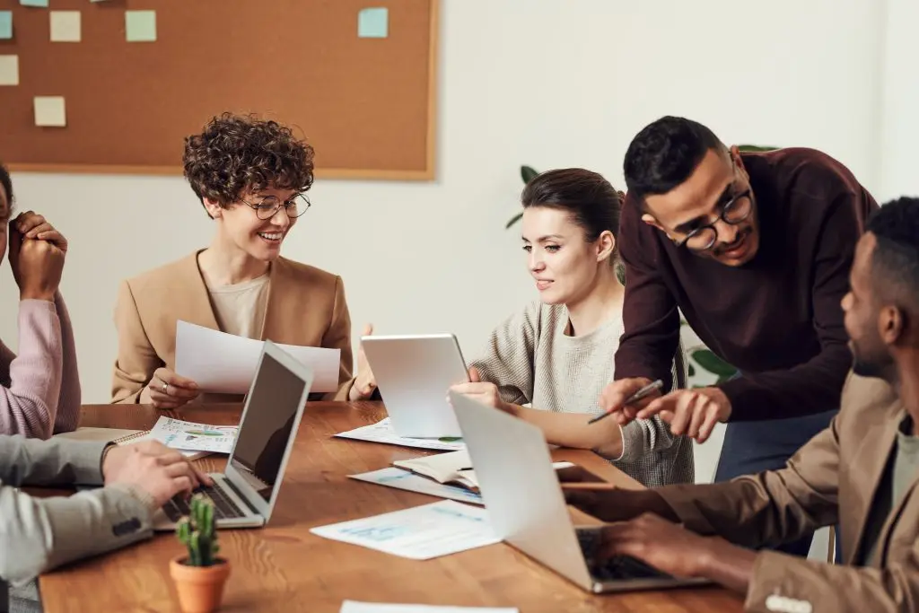 grupo de trabajo de una agencia de marketing en arequipa