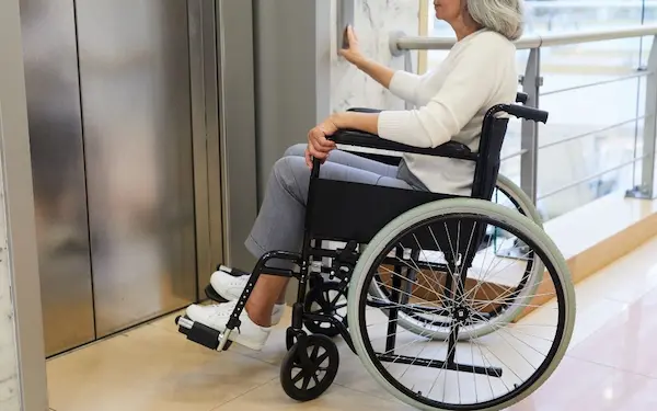 Cómo elegir el ascensor adecuado para silla de ruedas