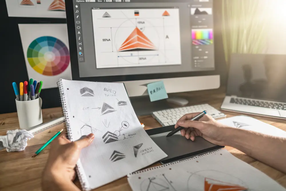 Una persona de una agencia de diseño grafico trabajando en una composición