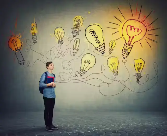 una persona viendo ideas en la pared sobre el pensamiento creativo