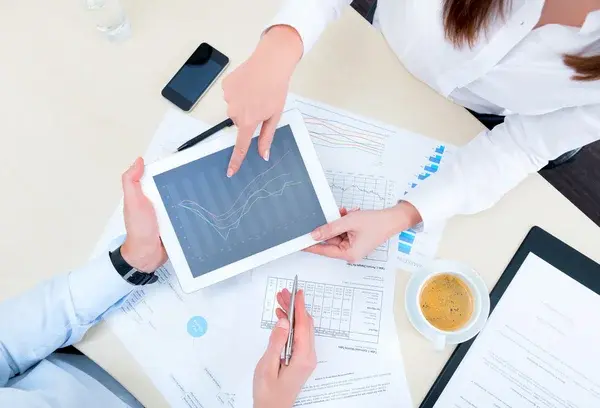 personas viendo los datos obtenidos por la herramienta ofrecida por las empresas de software de gestión
