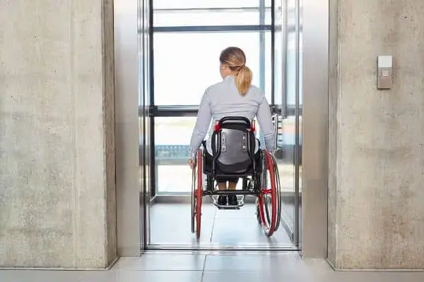 Qué son los ascensores para sillas de ruedas y por qué son necesarios
