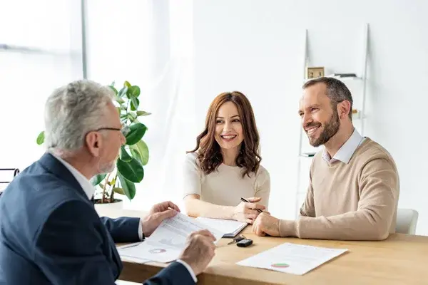 dos clientes y un vendedor viviendo los beneficios de contar un CRM