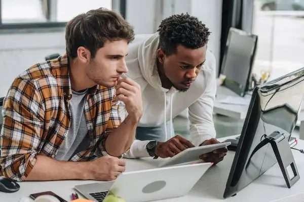 dos trabajadores que hacen consultoría de software viendo cómo elegir el CRM ideal para tu empresa
